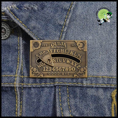 Ouija Board Enamel Pin Divination - Unique - Kits d’initiation à la divination